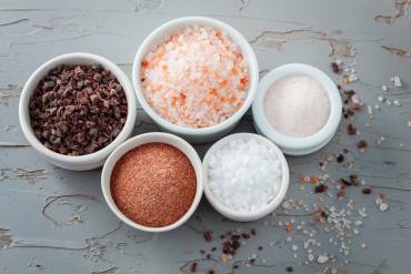Dlaczego warto ograniczyć sól w codziennej diecie?