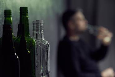 „Spowiedź z butelki” – historia lekarza alkoholika