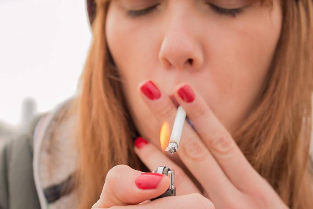 Zbyt wiele młodych osób w Polsce nadużywa palenia papierosów