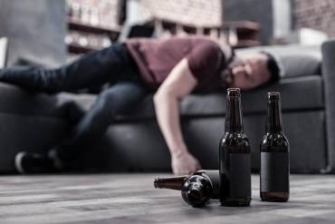 Delirium alkoholowe – co to jest i jak przebiega leczenie?