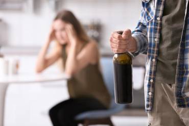 Żona alkoholika – jak powinna postępować i gdzie szukać pomocy?