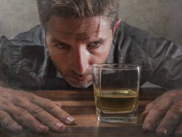 Zespół zależności alkoholowej (ZZA) – czym jest i jak go leczyć?