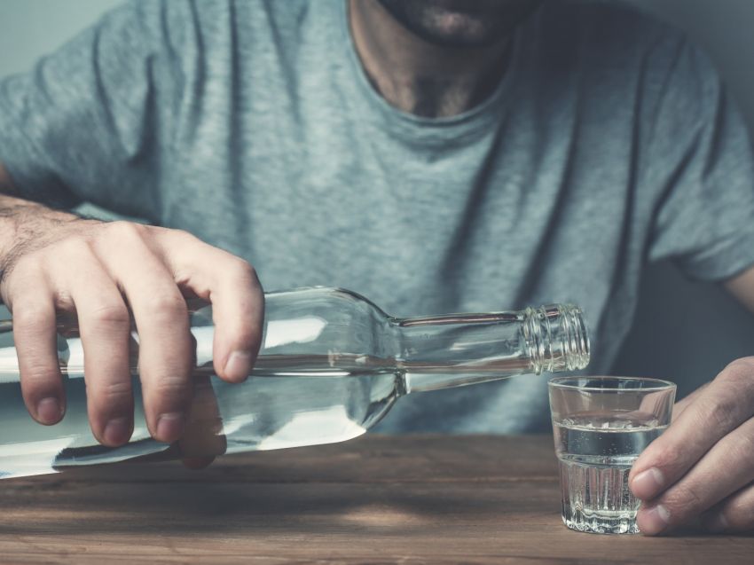 Alkohol a praca zawodowa – co warto wiedzieć?