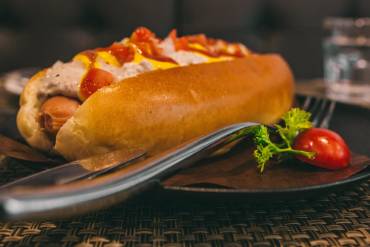 Co można dodać do domowych hot dogów?